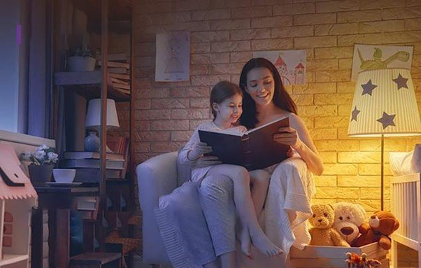 Inteligentna żarówka LED Gosund Nite Bird WB2 mama z dzieckiem czytają książkę