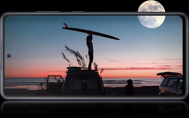 Smartfon Samsung Galaxy S20 FE 5G SM-G781 8GB/256GB osoba stojąca na samochodzie z deską surfingową