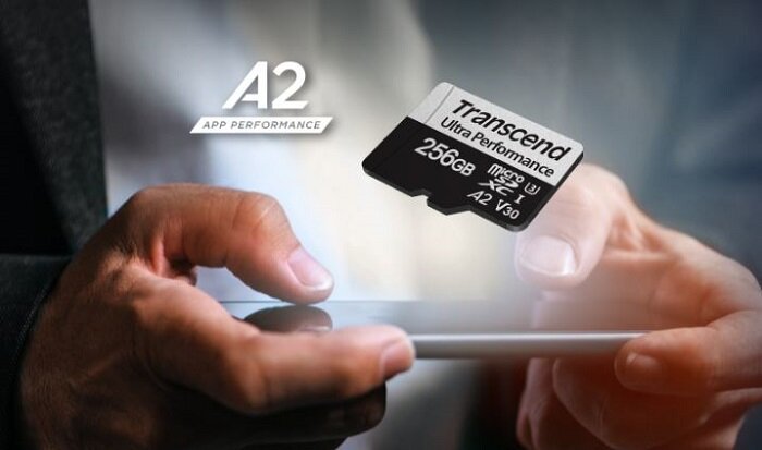 Karta pamięci Transcend 340S microSDXC TS256GUSD340S karta pod skosem na tle telefonu w dłoniach