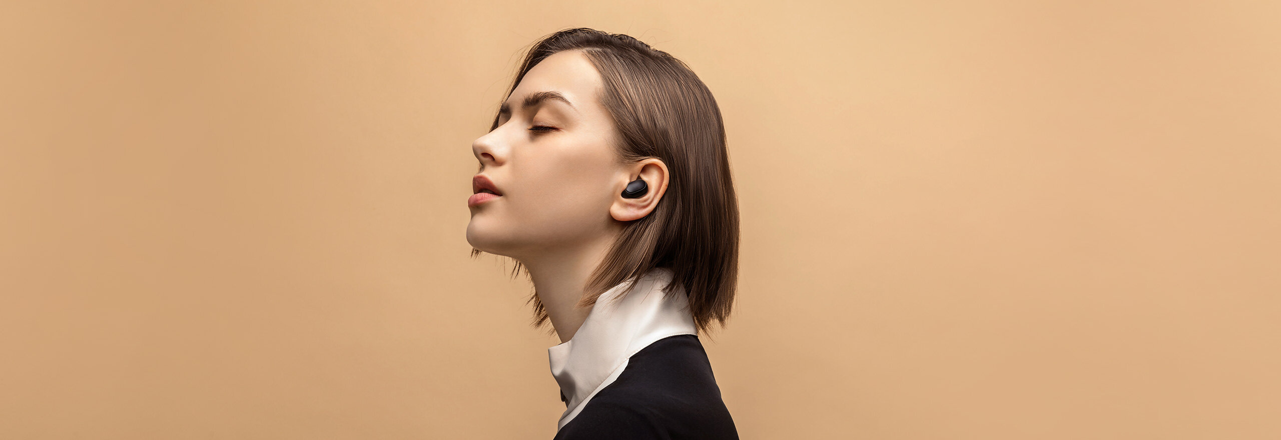 Słuchawki bezprzewodowe Xiaomi Mi True Wireless Earbuds Basic 2 czarne widok na założone słuchawki