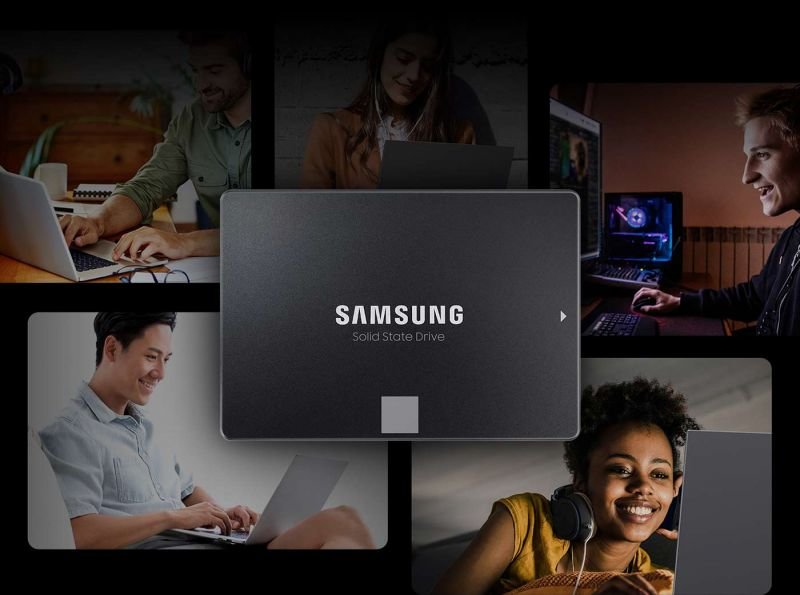 Dysk SSD Samsung 870 EVO MZ-77E500B 500GB SATA widok na przód na tle zdjęć marketingowych przedstawiających ludzi pracujących przy laptopach