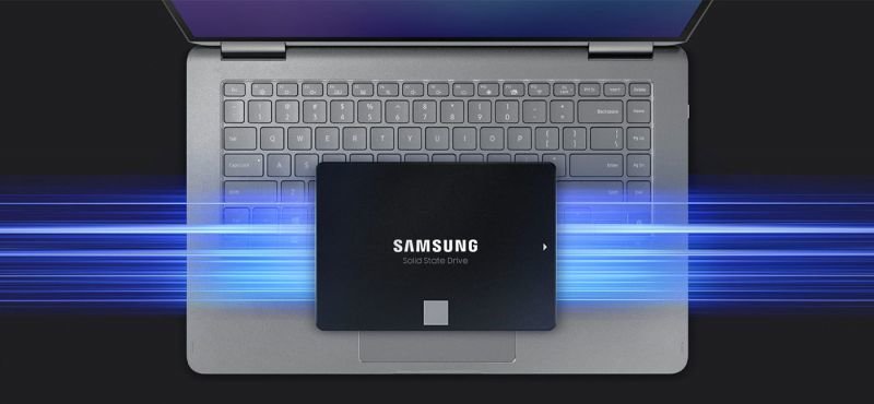 Dysk SSD Samsung 870 EVO MZ-77E500B 500GB SATA widok na przód na tle klawiatury laptopa