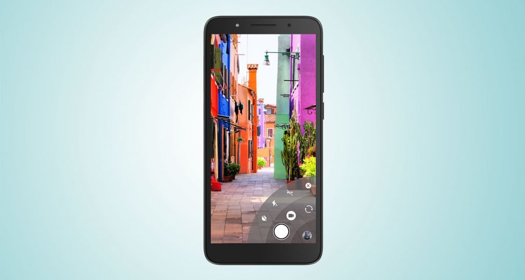 Smartfon Alcatel 1C Czarny widok od przodu, ze sterowaniem na ekranie w dolnym prawym  rogu