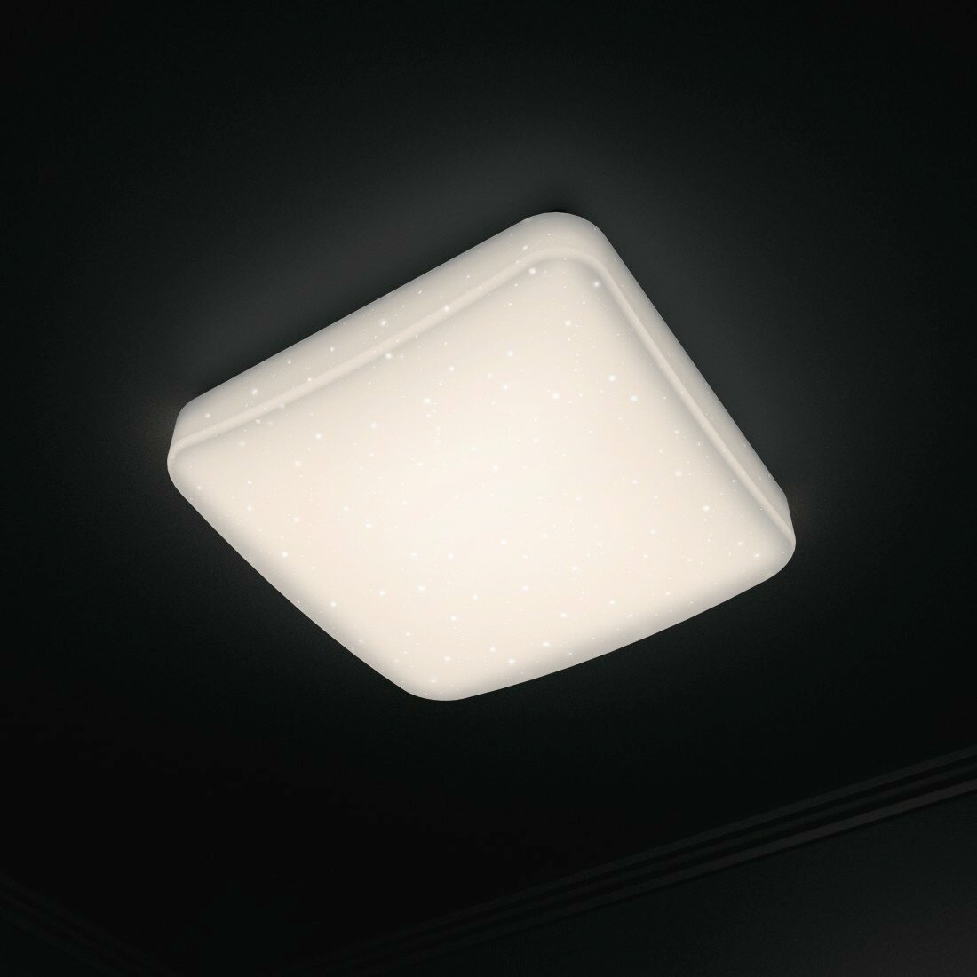 Lampa sufitowa sterowana Wi-Fi HAMA efekt brokatu, kwadratowa, 27 cm widok od dołu na lampę włączoną z efektem gwiazd