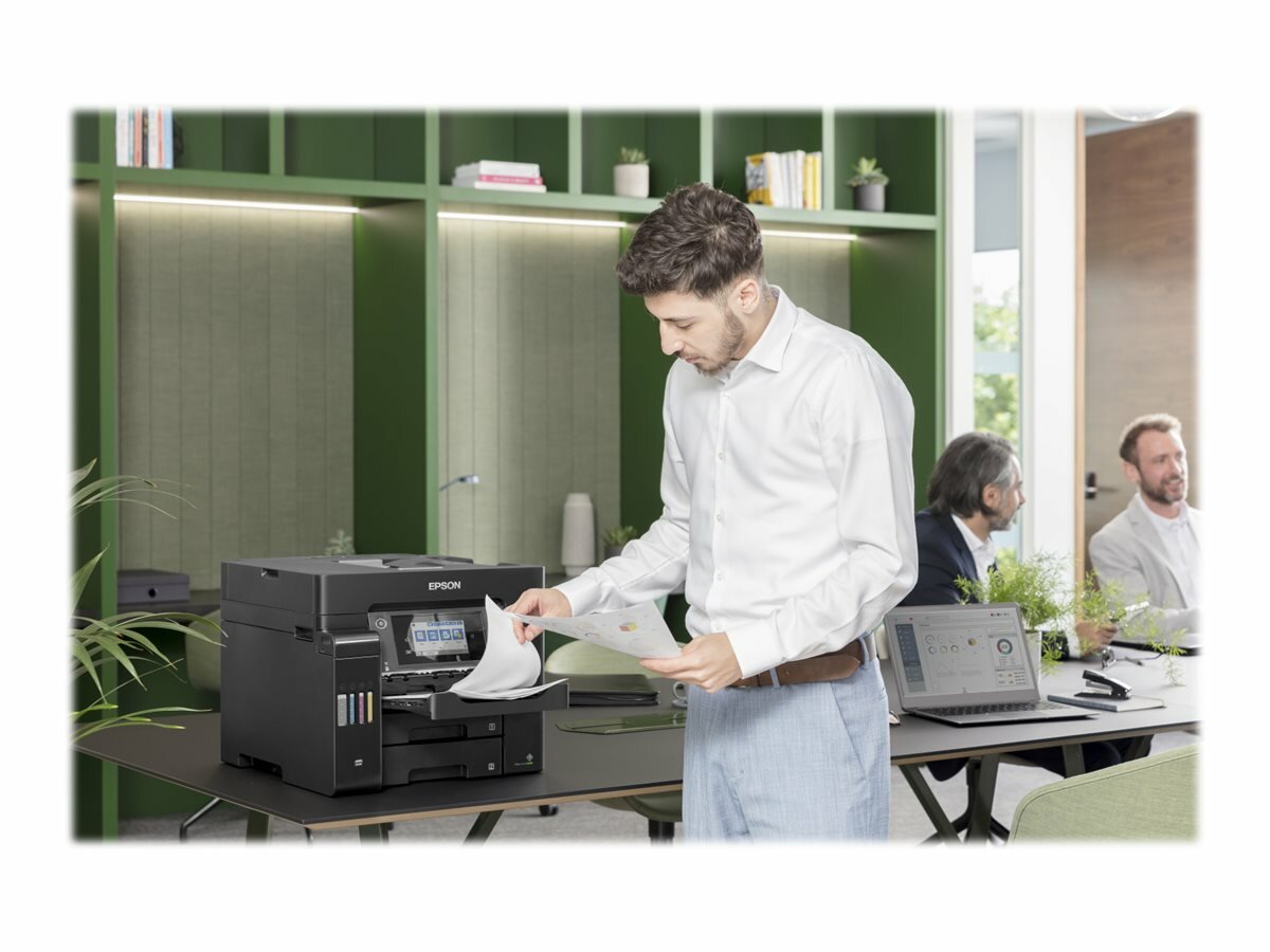 Urządzenie wielofunkcyjne Epson EcoTank L6550 LCD pracownik biura używający urzadzenie