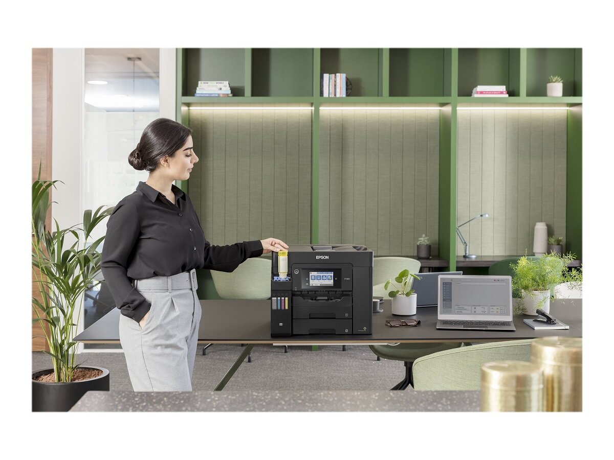 Urządzenie wielofunkcyjne Epson EcoTank L6550 LCD z kobietą w biurze uzupełniającą tusz