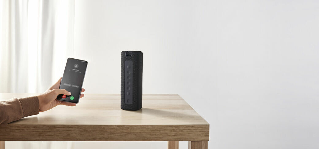  Głośnik mobilny XIAOMI Mi Speaker Czarny podczas używania   
