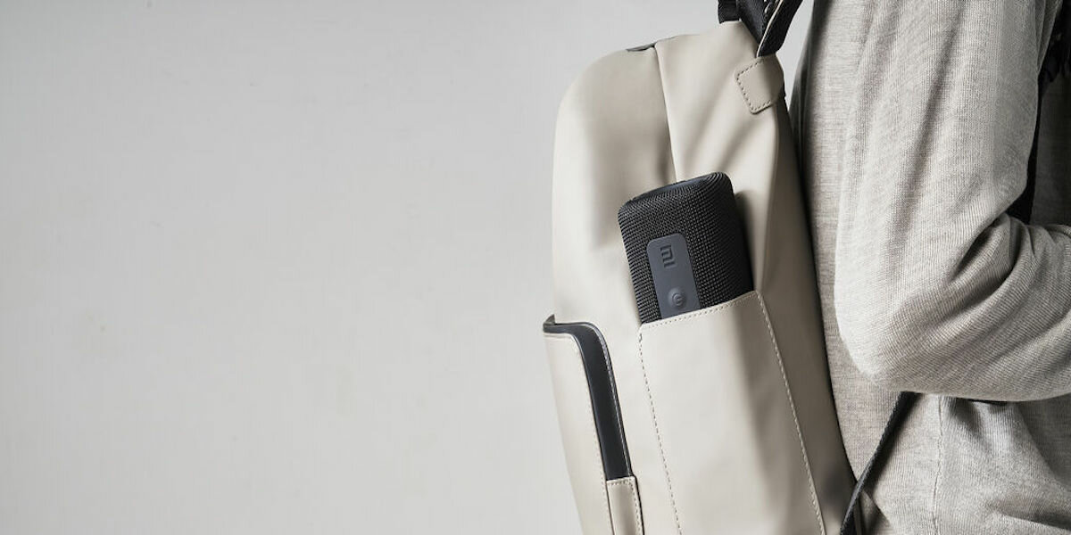 Głośnik bezprzewodowy Xiaomi Mi MDZ-36-DB niebieski włożony do kieszeni plecaka