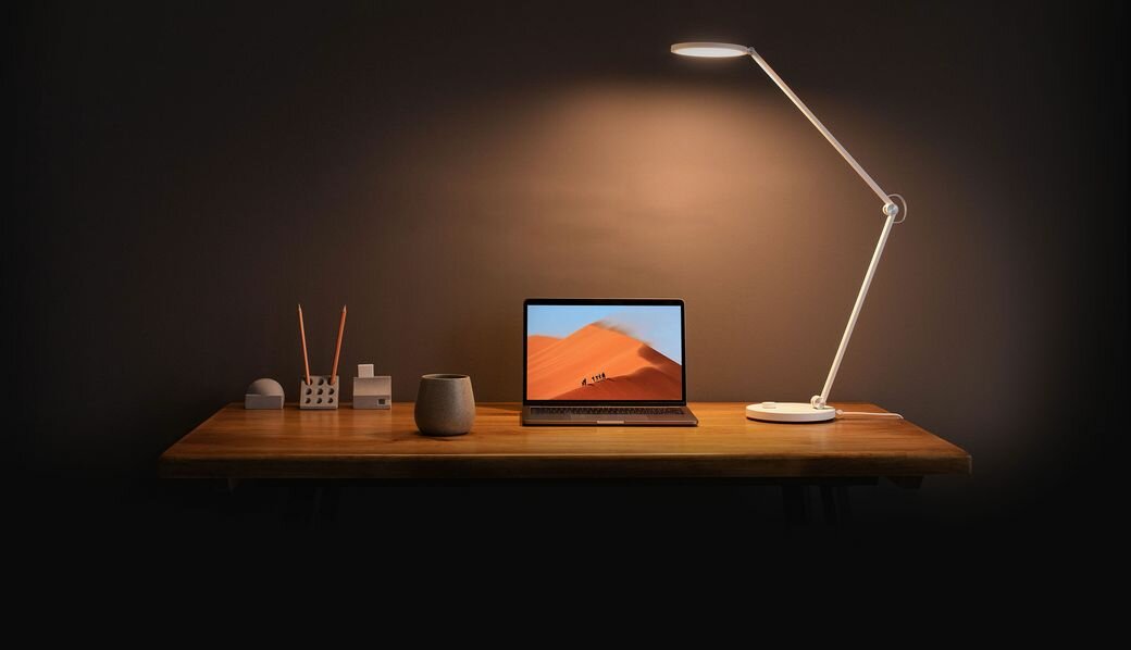Lampka biurkowa Xiaomi Mi LED Desk Lamp Pro biała widok od przodu na świecącą lampkę stojącą na biurku