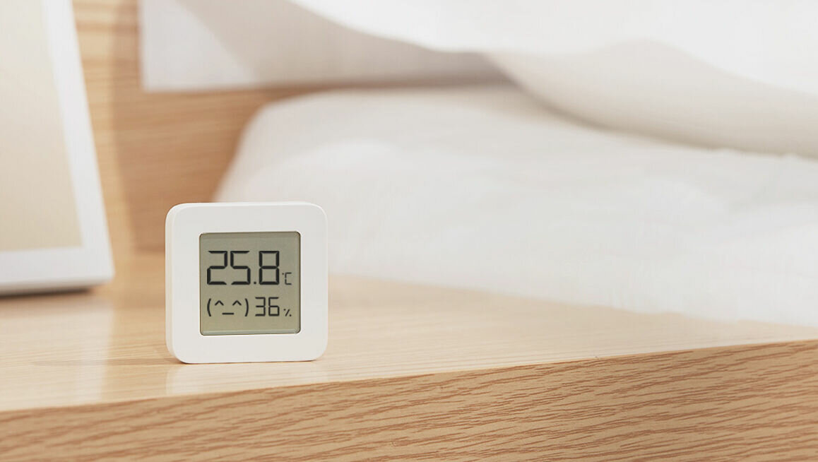 Czujnik temperatury i wilgotności Xiaomi Mi Temperature and Humidity Monitor 2 na stole