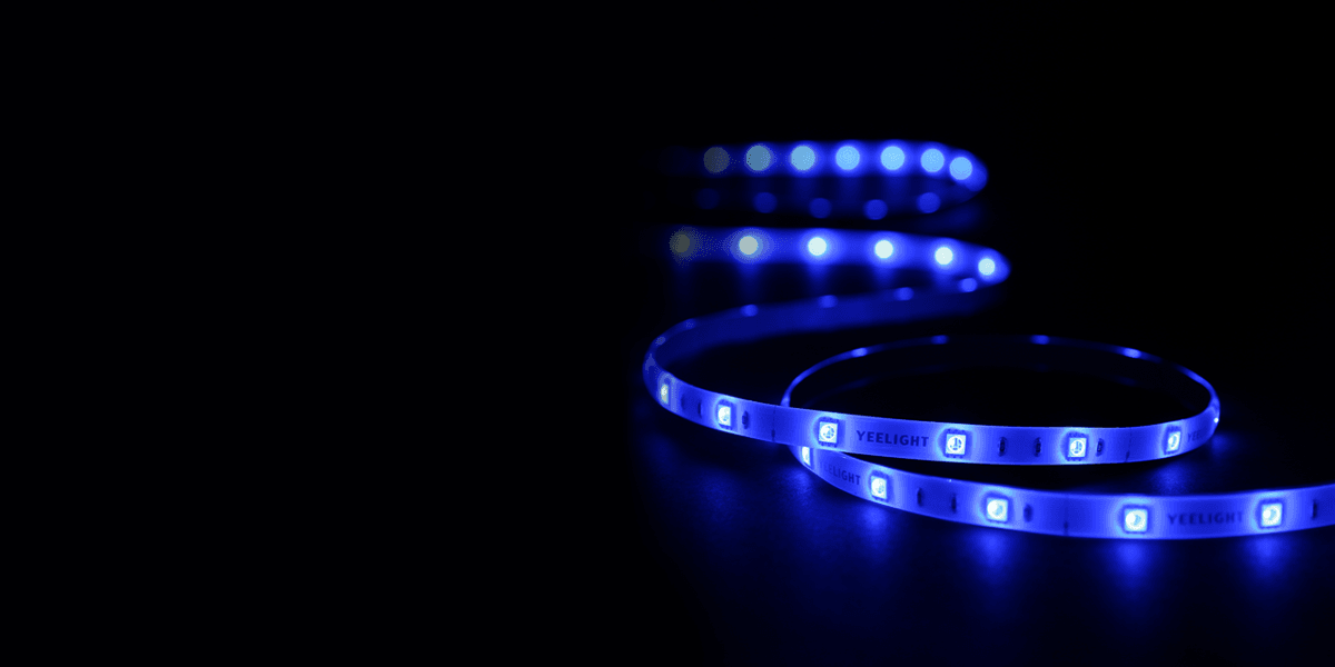 Przedłużenie do paska LED Yeelight Lightstrip Plus Extension na taśmę świecącą na niebiesko od przodu