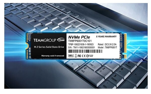Dysk SSD Team Group MP33 1TB M.2 TM8FP6001T0C101 dysk na klawiaturze laptopa