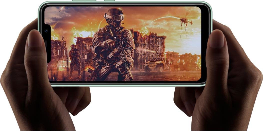 Smartfon Oukitel C22 4GB + 128GB DS Czarny widok na ekran w poziomie podczas grania w grę mobilną