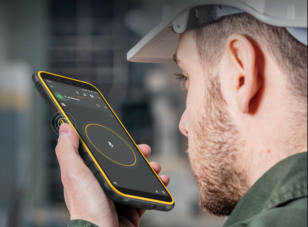 Smartfon Ulefone Armor X8 4GB/64GB czarny widok na mężczyznę korzystającego z wielofunkcyjnego przycisku