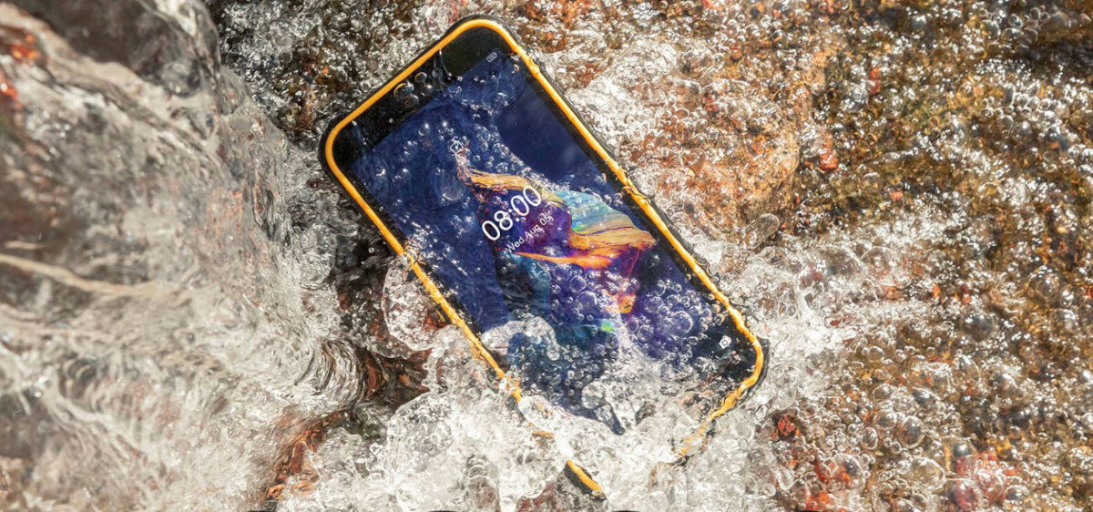 Smartfon Ulefone Armor X8 4GB/64GB czarno-pomarańczowy widok na smartfon zanurzony w wodzie