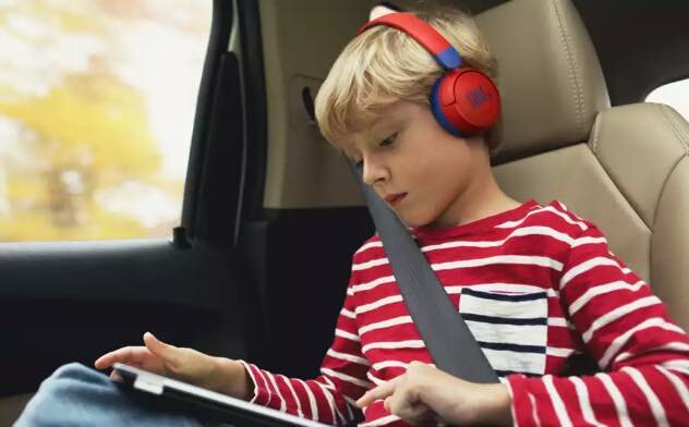 Słuchawki BT dla dzieci JBL JR310BT niebiesko-różowe widok od przodu na słuchawkę