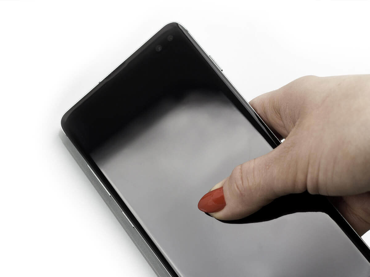 Szkło hybrydowe 3MK FlexibleGlass Edge do Samsung Galaxy S10 smartfin w dłoni  