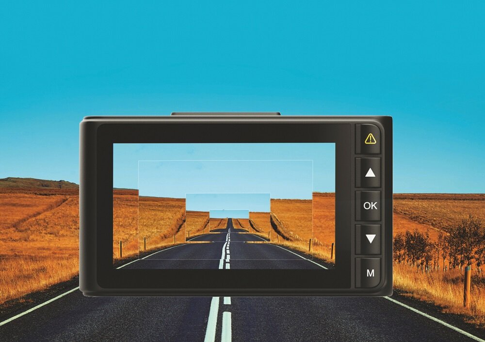 Wideorejestrator Xblitz S10 Duo czarny widok na ekran wideorejestratora nagrywającego drogę