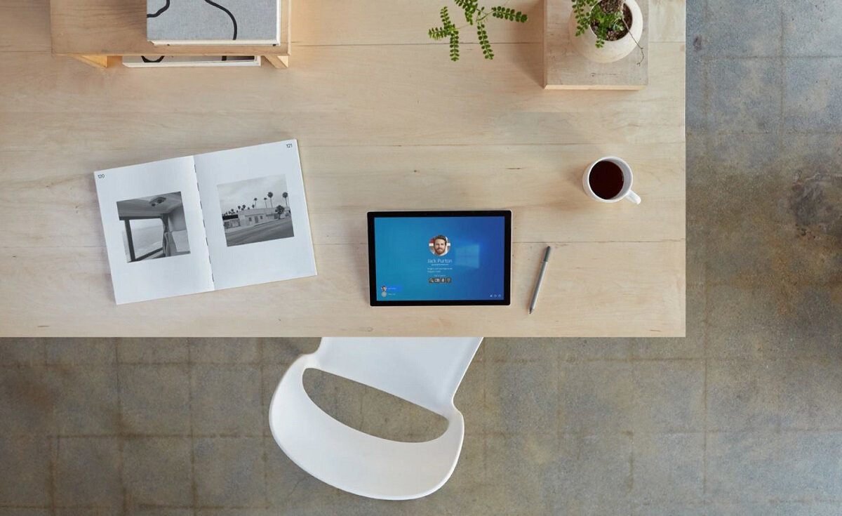 Laptop Microsoft Surface Pro 7+ Srebrny 1S3-00003 na stole