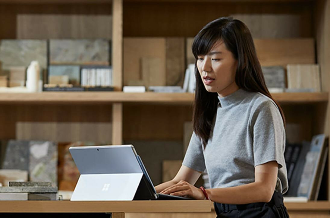 Komputer Microsoft Surface Pro 7+ Srebrny z klawiaturą w pozycji rozłożonej