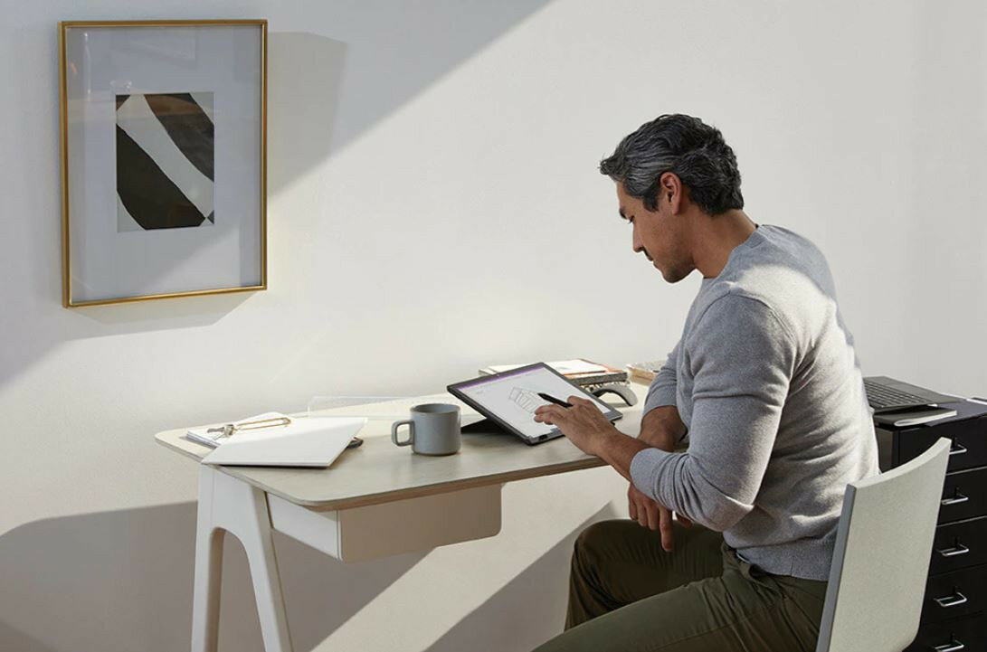 Komputer Microsoft Surface Pro 7+ Srebrny na biurku w domu