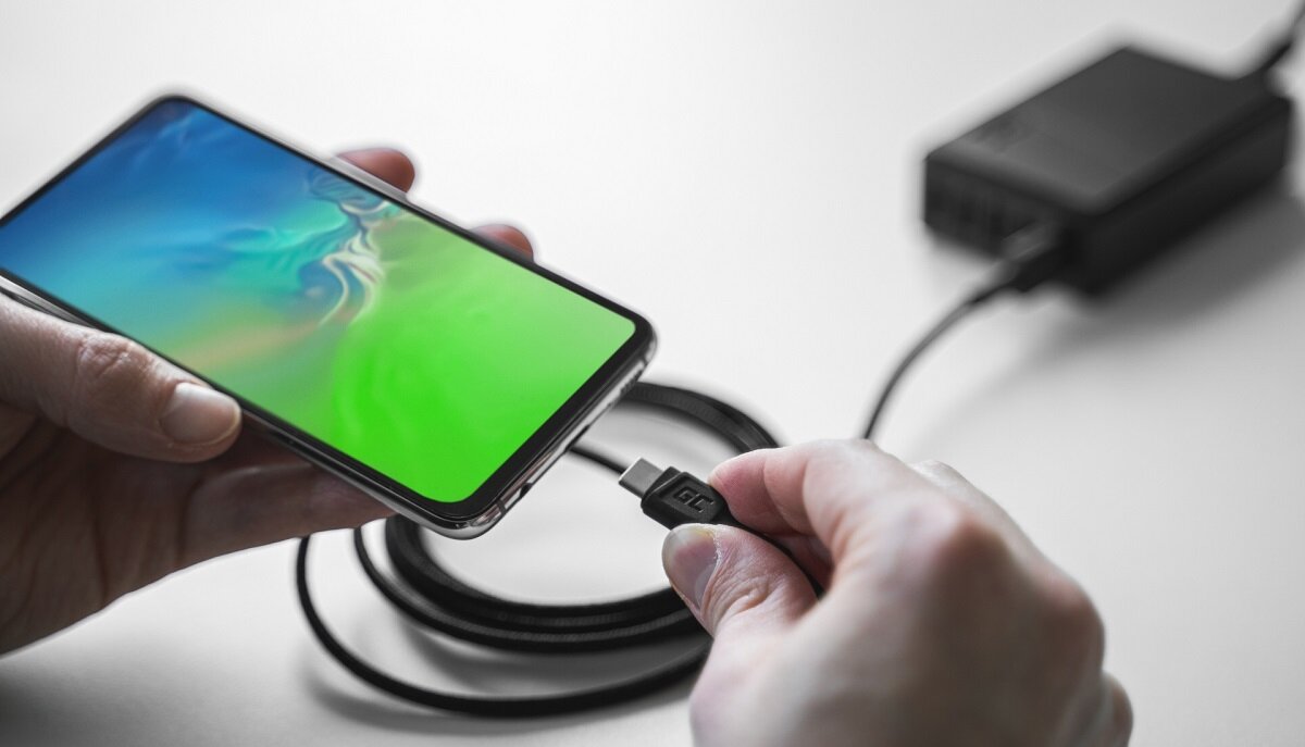Kabel USB Green Cell KABGC19 USB-C 2m widok na trzymany w rękach smartfon w trakcie podłączenia kablem