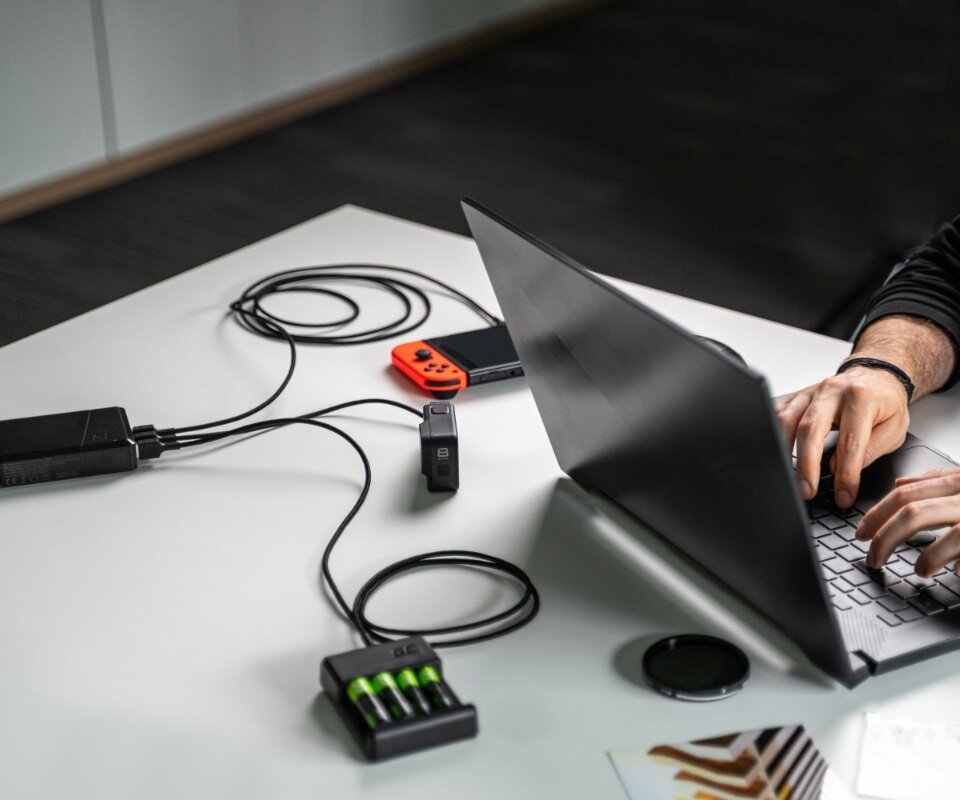 Kabel Green Cell PowerStream USB-C podłączony do laptopa i zasilacza na biurku