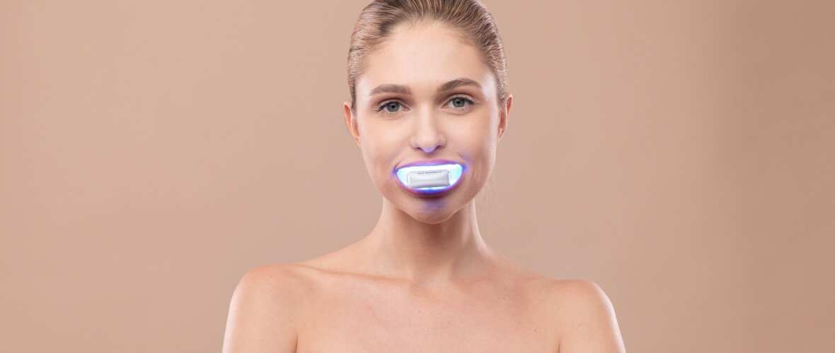 Lampa do wybielania zębów Garett Glamour Smile Charge widok od przodu podczas użycia