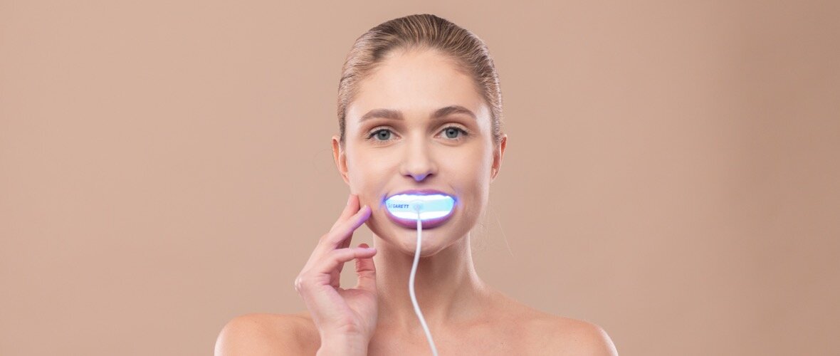 Lampa do wybielania zębów Garett Beauty Smile Connect widok na włączoną lampę podczas użycia
