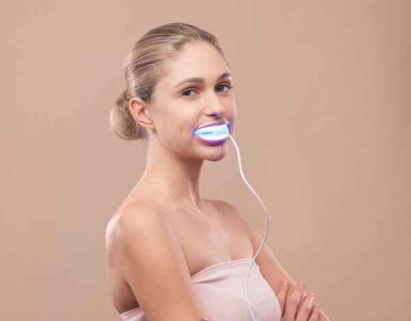 Lampa do wybielania zębów Garett Beauty Smile Connect widok pod kątem na lampę w użyciu