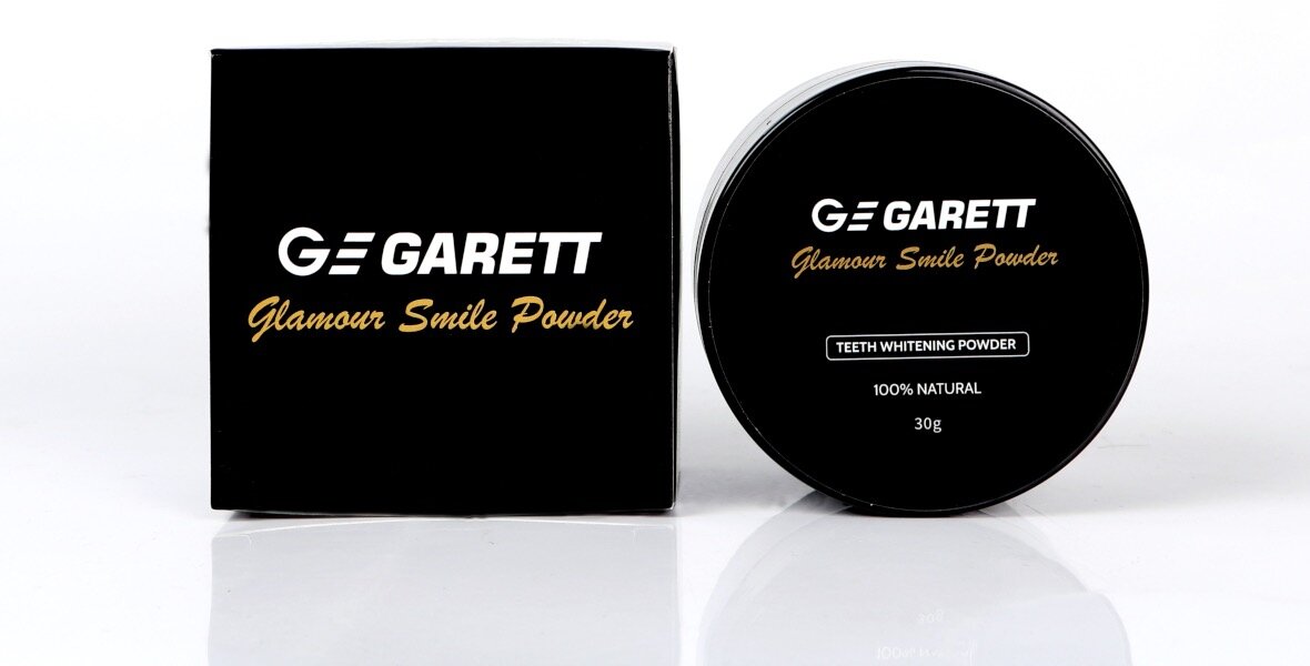 Węgiel aktywny do wybielania zębów Garett Beauty Smile Powder + Szczoteczka bambusowa widok od przodu na puder i opakowanie
