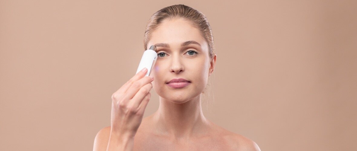 Soniczny masażer pod oczy Garett Beauty Lift Eye różowy widok na urządzenie podczas użycia
