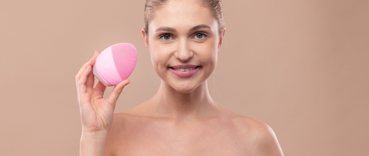 Szczoteczka soniczna do twarzy Garett Beauty Clean różowa widok od przodu na urządzenie