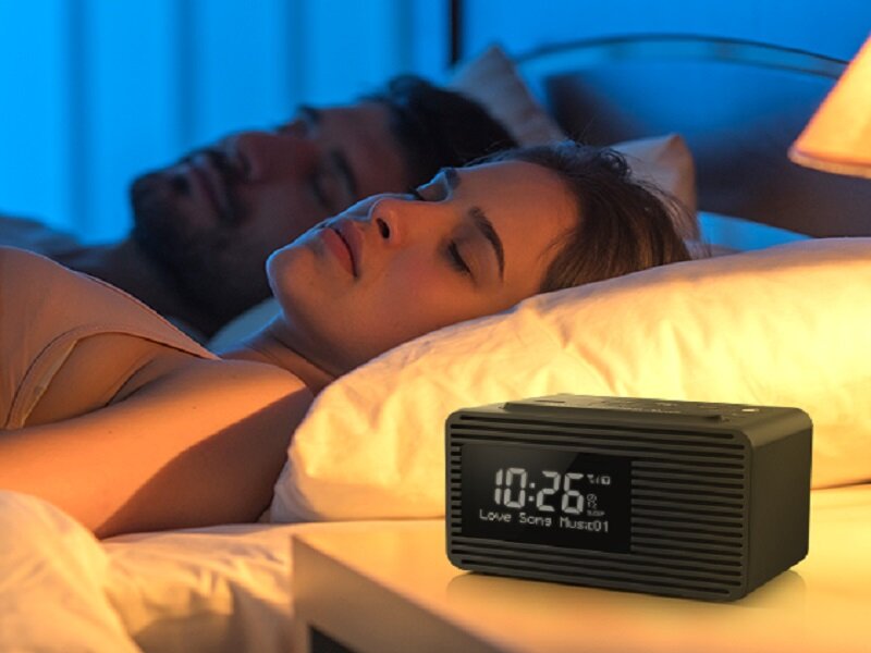 Radiobudzik Panasonic RC-D8EG-K dwoje ludzi śpiących