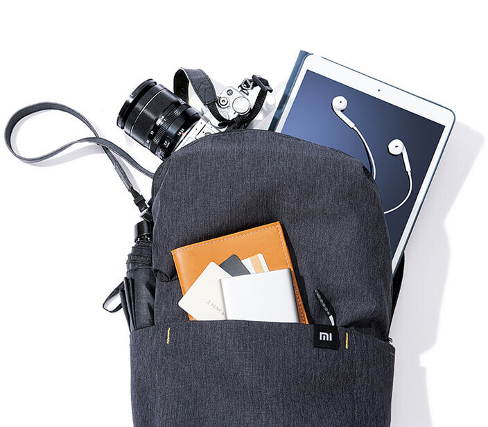 Plecak Xiaomi Mi Casual Daypack 20378 plecak w kolorze granatowym od przodu z widocznymi włożonymi do środka przedmiotami