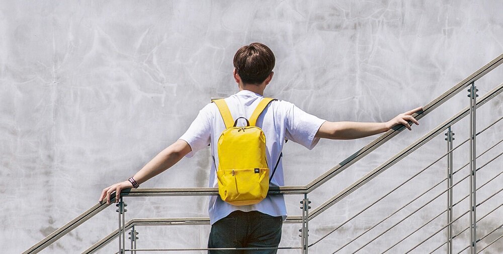 Plecak Xiaomi Mi Casual Daypack 20378 plecak od frontu w kolorze żółtym na plecach