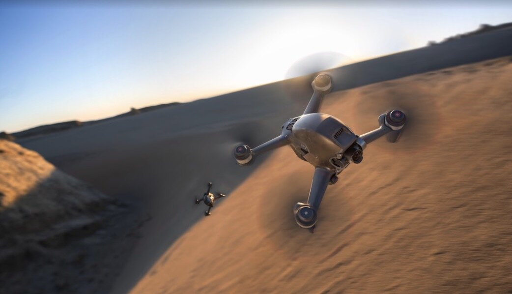 Dron DJI FPV szary widok pod kątem na dwa drony w locie