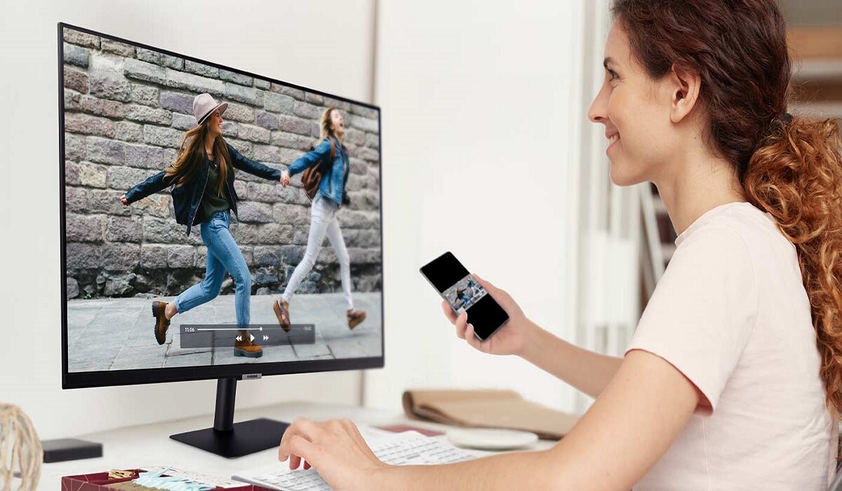 Monitor Samsung Smart M5 kobieta trzymająca telefon
