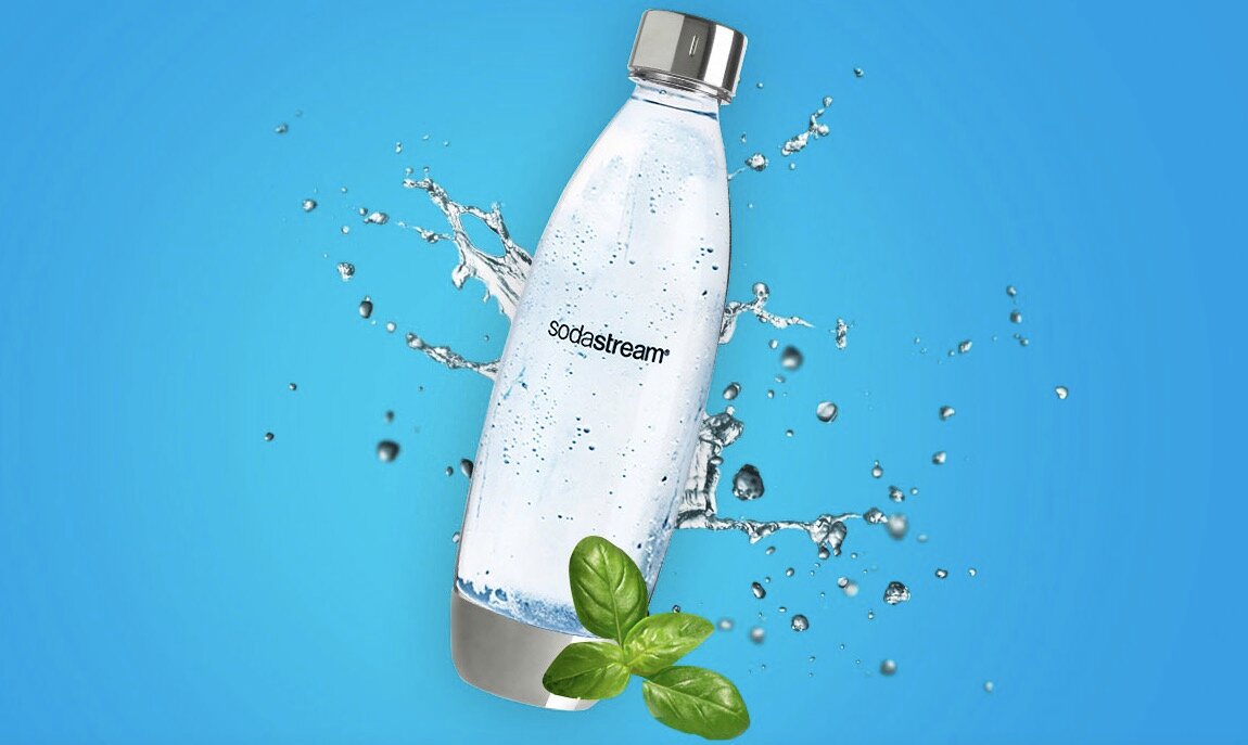 Cylinder z gazem SodaStream zdjęcie przedstawiające butelkę wypełnioną gazowaną wodą
