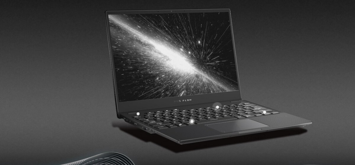 Laptop Asus ROG Flow X13 GV301 Ryzen™ 9 5980HS/ 32 GB/ 1 TB otwarty na ciemnym tle, na ekranie efekt rozblysku
