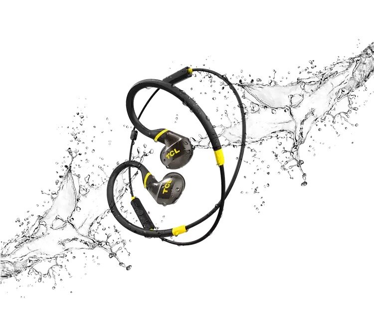 Słuchawki bezprzewodowe TCL ACTV100BT czarne widok na zachlapane słuchawki wodą wizualizacja wodoodporności