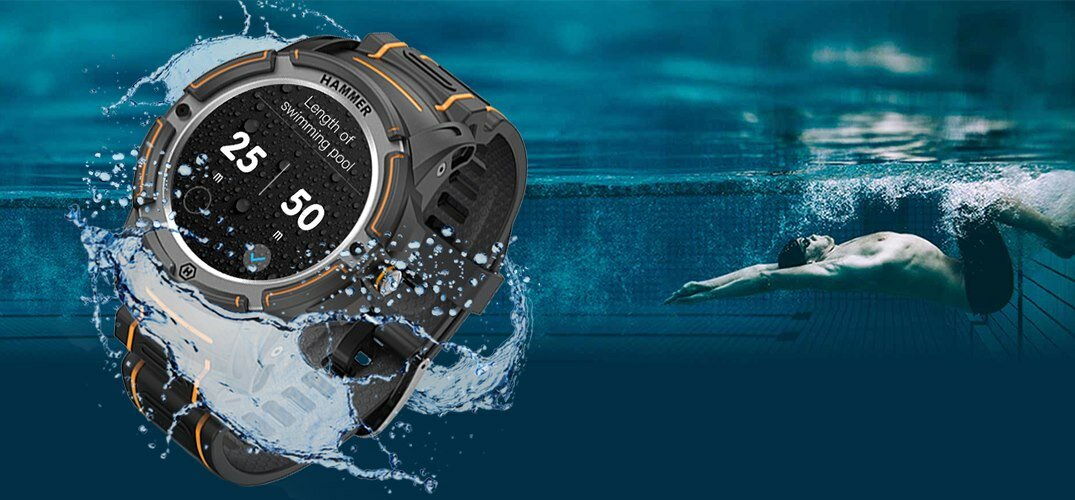 Smartwatch HAMMER Watch czarno-pomarańczowy widok na smartwatch zachlapany wodą wizualizacja wodoodporności