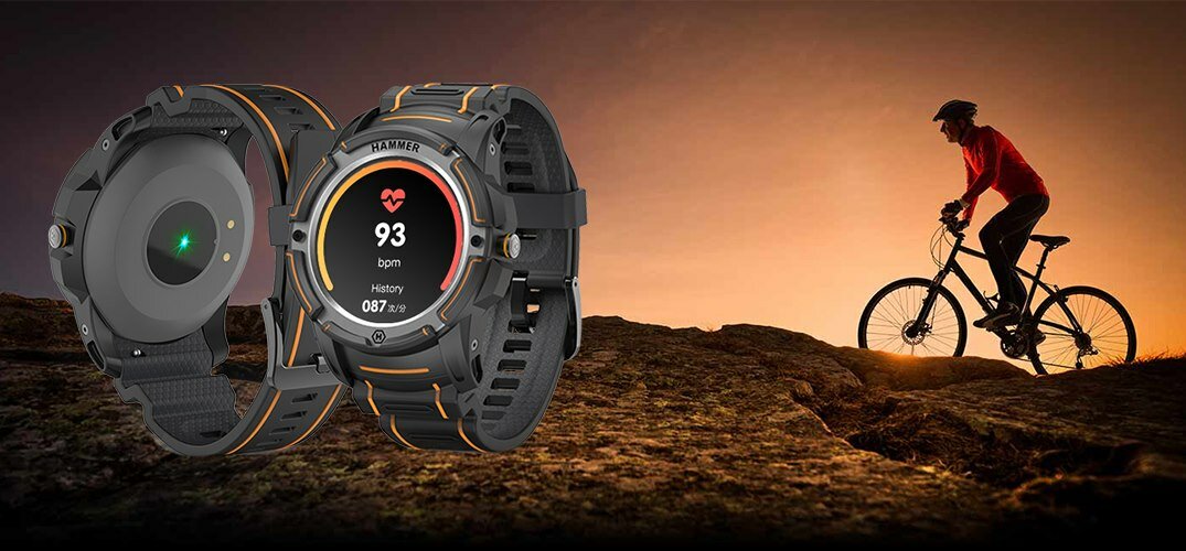 Smartwatch HAMMER Watch czarno-pomarańczowy widok na tarczę zegarka mierzącego tętno podczas sportu