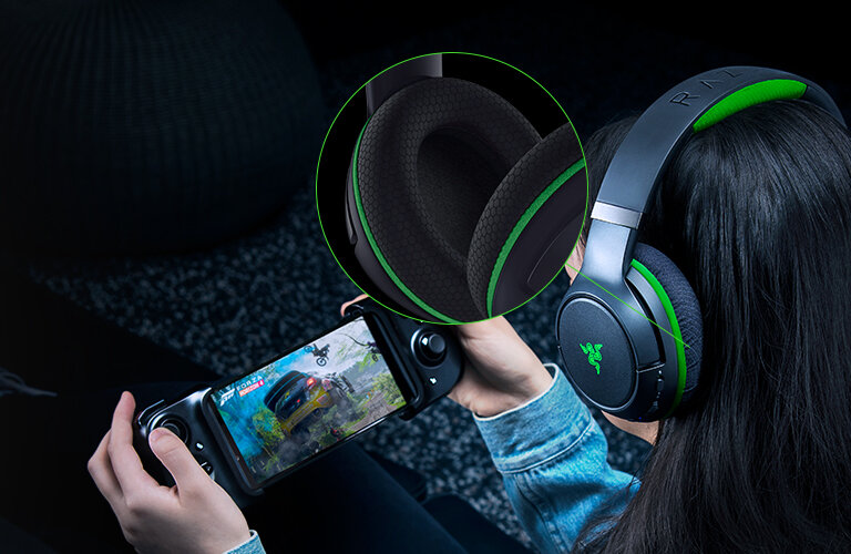 Słuchawki bezprzewodowe RAZER Kaira Pro dla Xbox widok na kobietę z założonymi słuchawkami