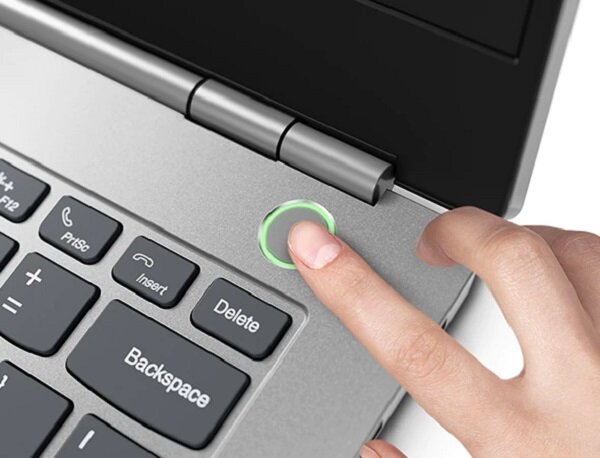 Laptop Lenovo ThinkBook 13s widok na przycisk włączania