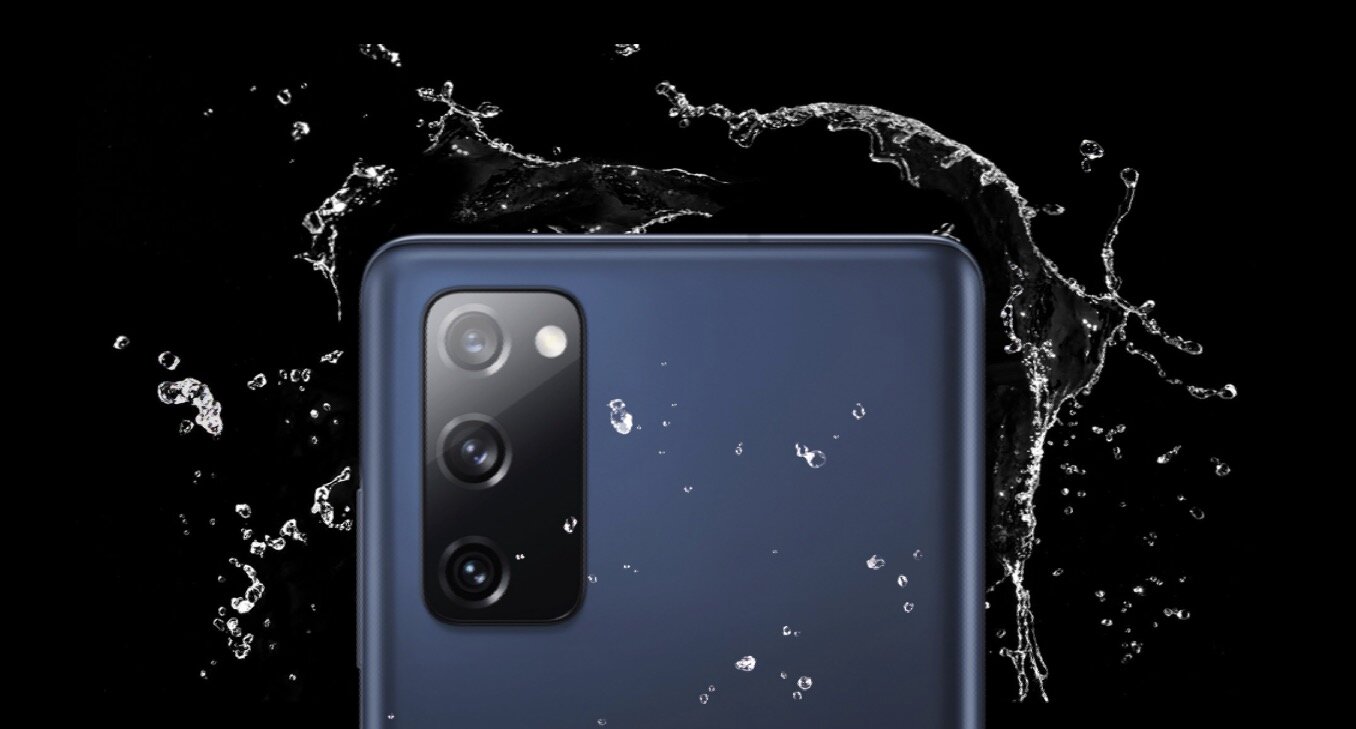 Smartfon Samsung Galaxy S20 FE 5G SM-G781BZWHEUE 8GB/256GB Biały widok na tył telefonu zachlapany wodą wizualizacja wodoodporności