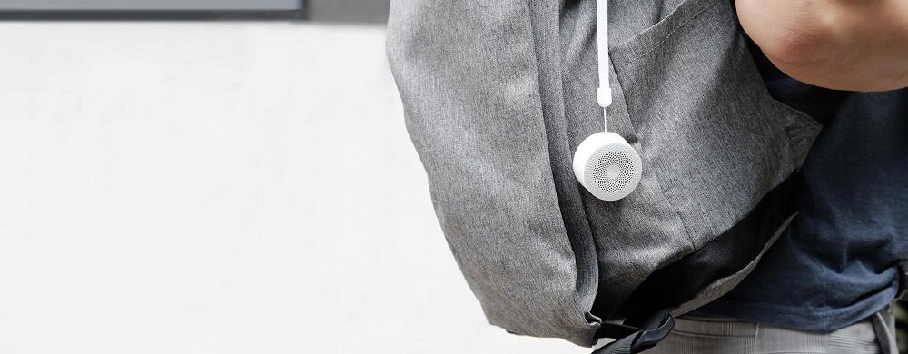 Głośnik Xiaomi Mi Compact Bluetooth Speaker 2 biały 22320 głośnik przypięty do plecaka