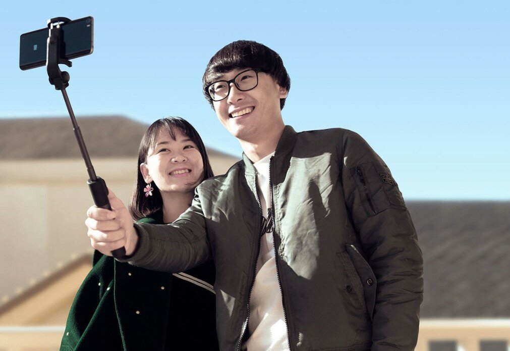 Monopod Xiaomi Mi Selfie Stick Tripod Black chłopiec robi zdjęcie za pomocy monopodu