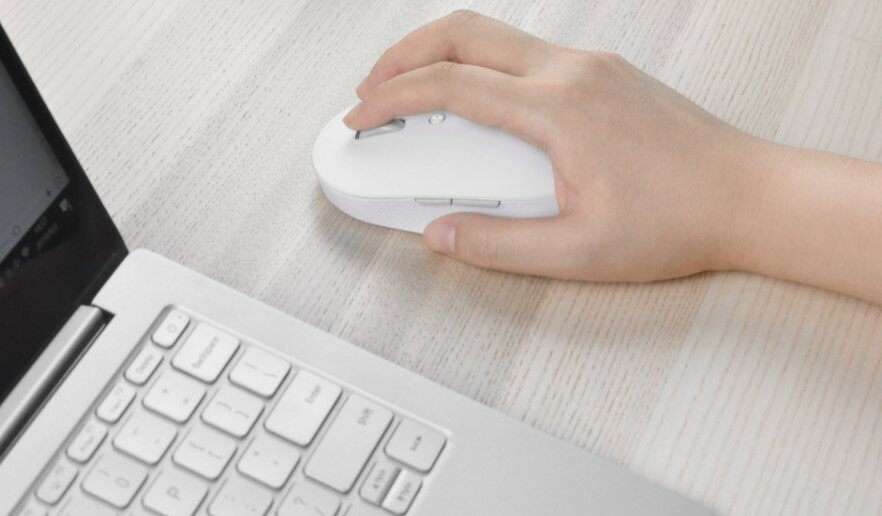 Myszka komputerowa Mi Dual Mode Wireless Mouse Silent Edition ręka na myszce