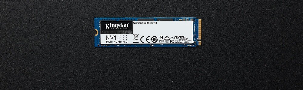 Dysk Kingstone SSD M.2. NV1 przodem na szarym tle